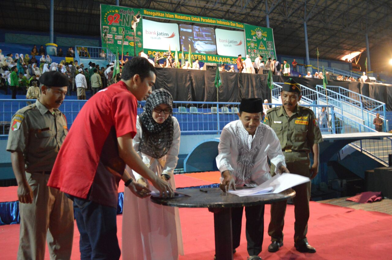 Pemimpin Bank Jatim KCS Malang Tanti Widia Nurdiani dan Ketua LP Ma’arif Nahdlatul Ulama Malang Muhammad Hanief Tanda Tangani MoU Gerakan Menabung 1000 Sekolah-Madrasah